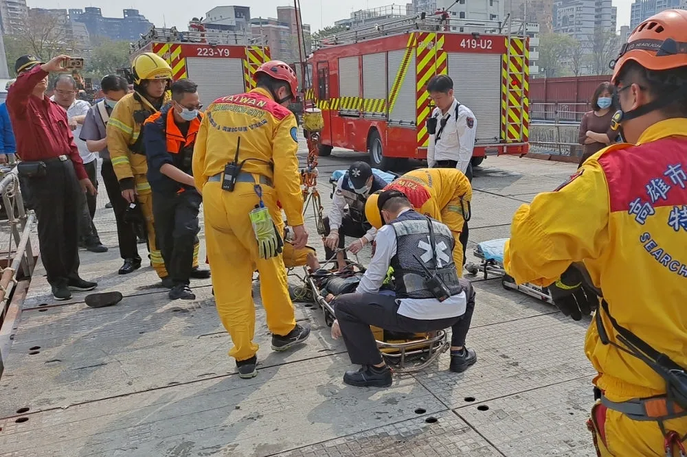 高雄建築工地鋼筋倒塌壓5工人　3人輕傷1死1命危