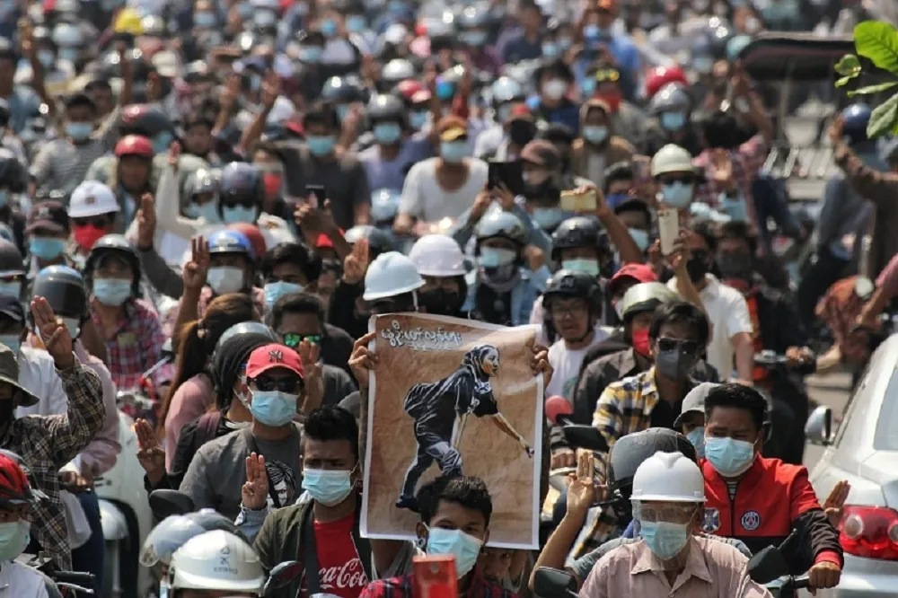 【緬甸鎮壓】修女下跪捍衛平民安全　19歲女青年為民主發聲中彈身亡 