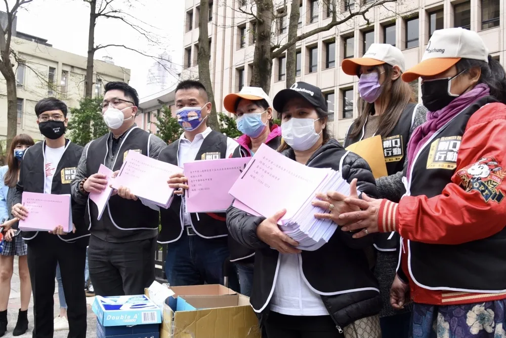 陳柏惟罷免案一階過關　「刪Q總部」喊二階要拿逾4萬份連署書