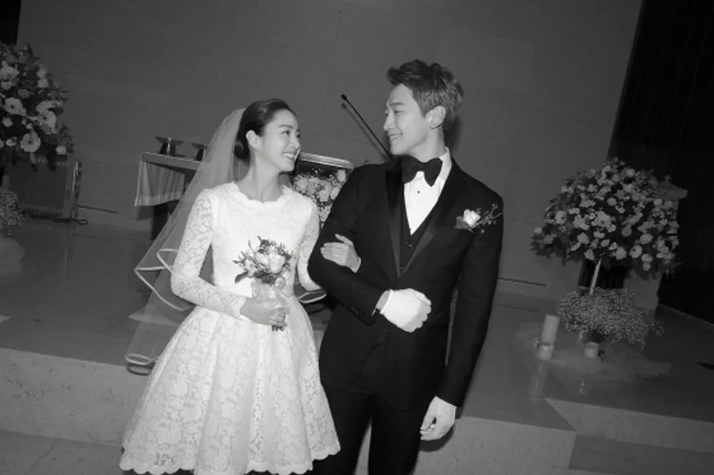 Rain與金泰希結婚5年公開人夫真心話 ：單身時要開心一點！　