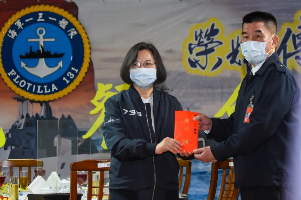 【圖多】視導131艦隊贈加菜金　蔡英文：感謝艦隊為國人守護海疆
