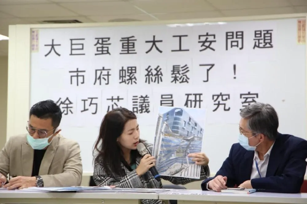 大巨蛋鋼筋掉落光復北路　險砸人車「北市府下令遠雄停工」