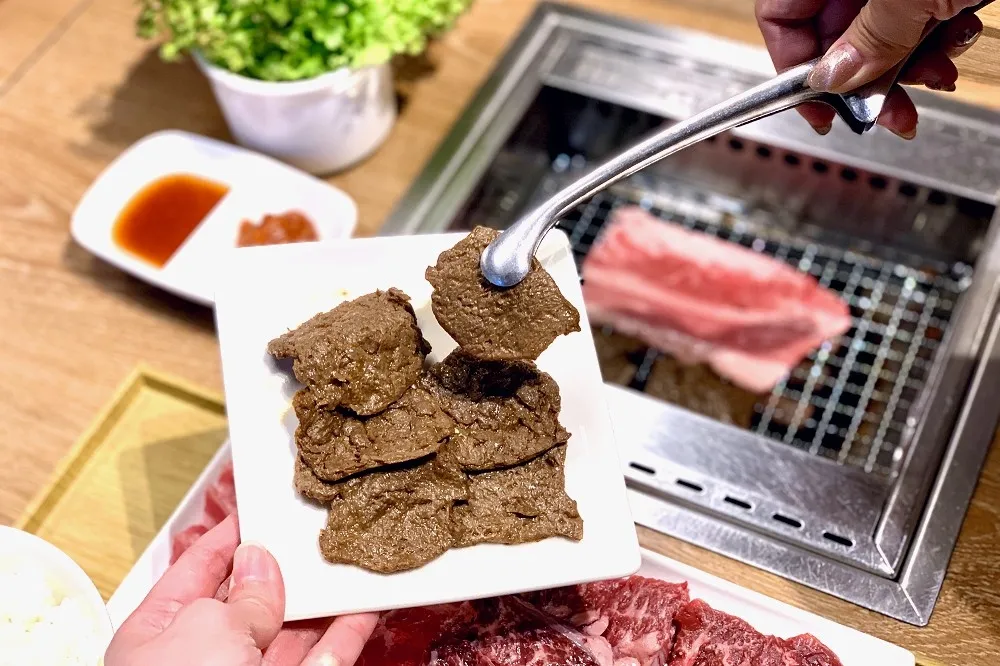 燒肉LIKE再掀燒肉新話題！ 3/12 起推出未來肉「NEXT牛五花」　銅板價就能吃得到
