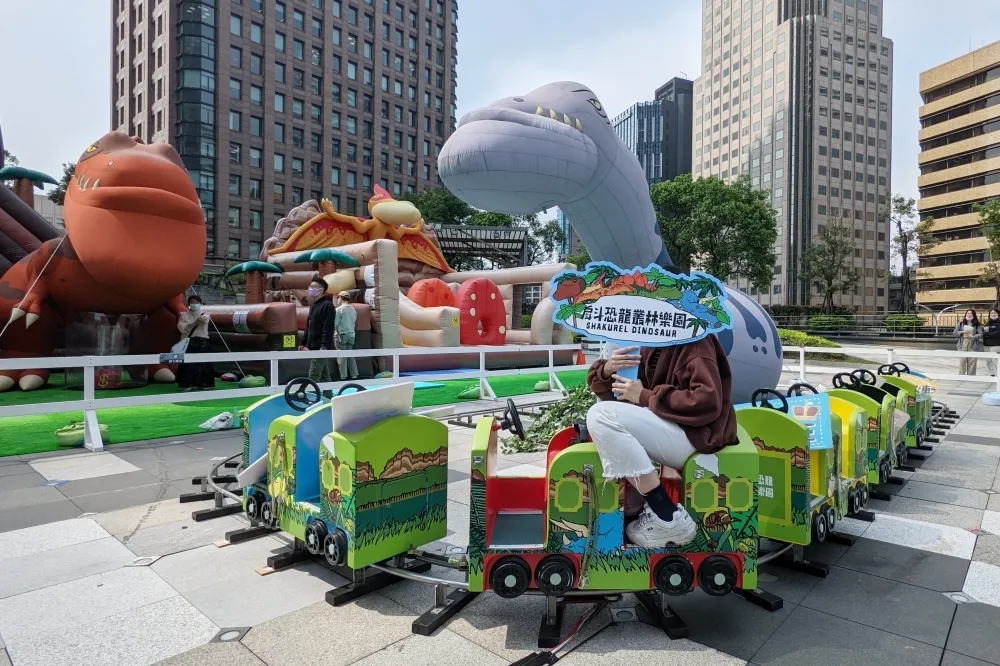 【親子景點片】高達九米的戽斗恐龍來了！「戽斗恐龍叢林樂園」台北站 4/25 前震撼啟動