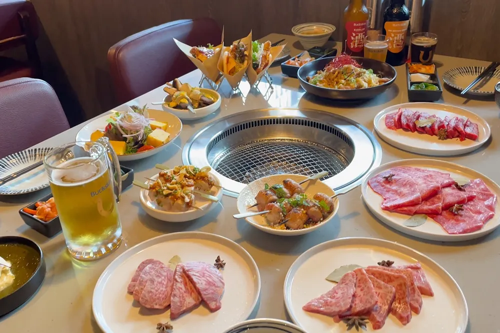 【影片】燒肉、串燒、啤酒吧三合一！金車旗下新品牌「柏克金燒肉/串燒吧」 3/12 試營運