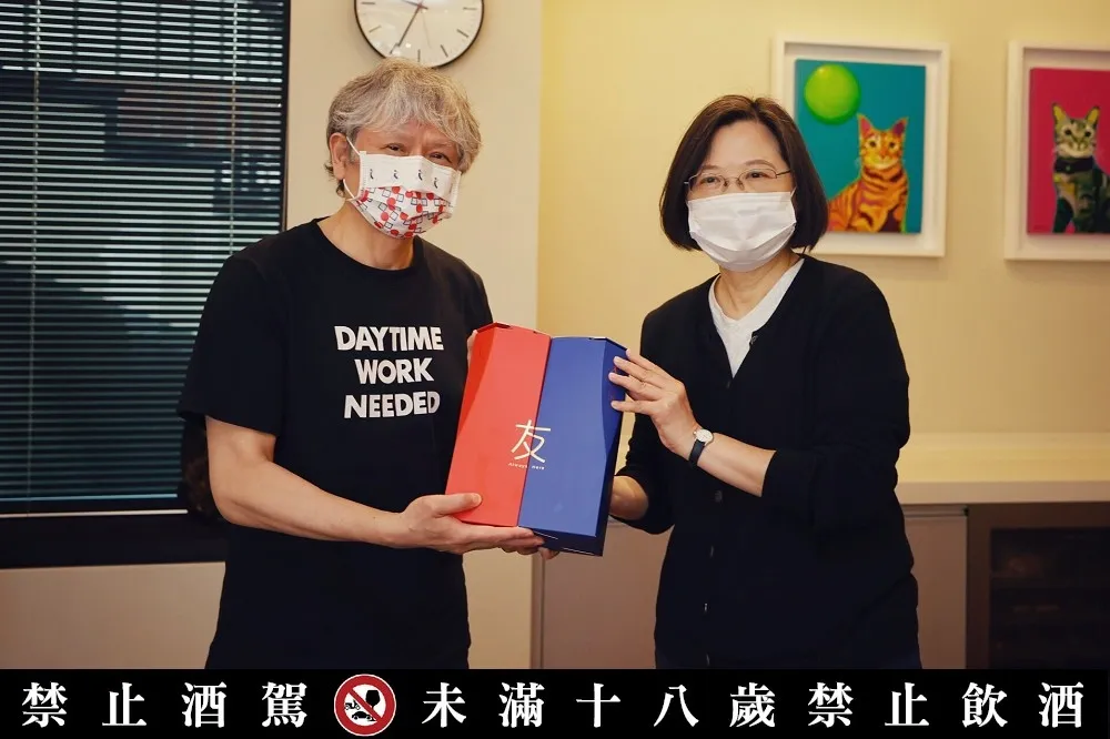 限量 2000 套！蔡英文送給奈良美智的「台日友情紀念酒」開放預購
