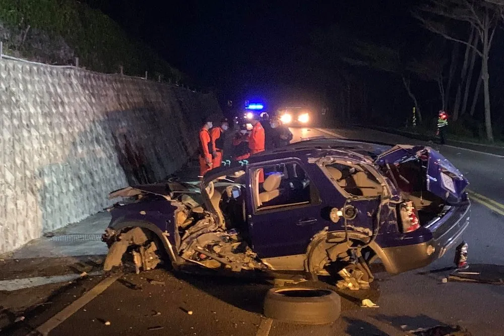 台東凌晨傳1死4傷自撞車禍　21歲女大生甩出車外傷重不治