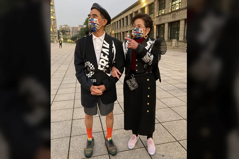 萬秀洗衣店84歲網紅打入時尚圈　阿嬤看女模走秀自爆「年輕最愛高跟鞋」