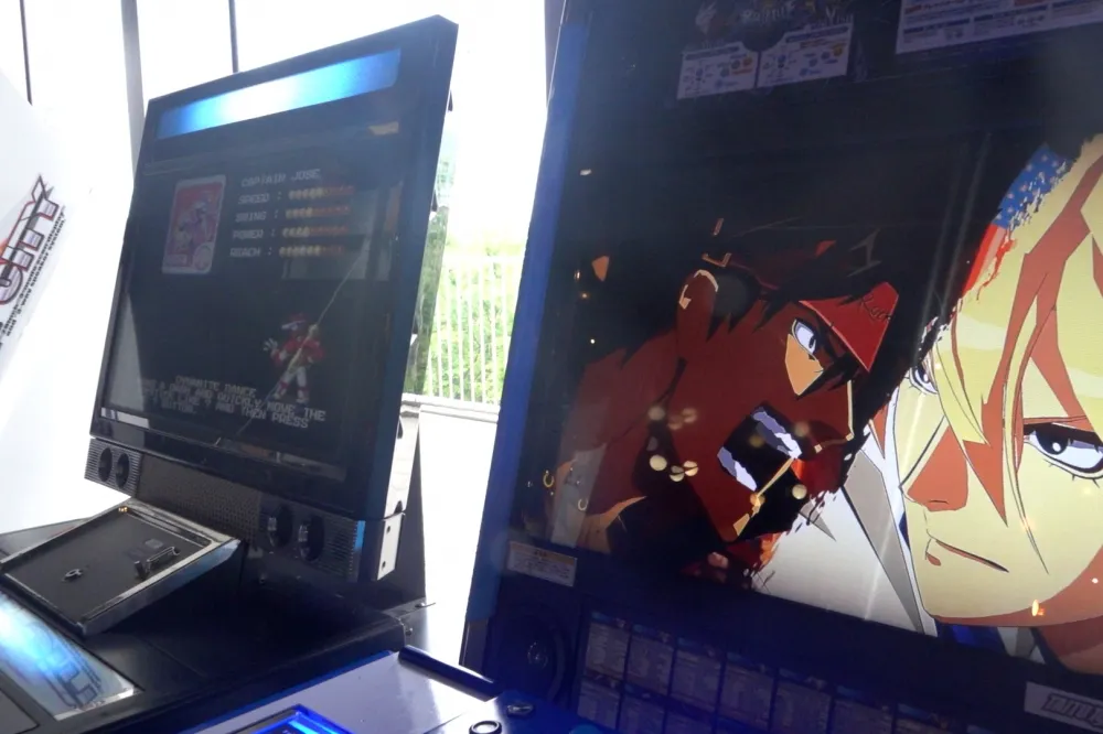 【影片】遊戲迷的夢想天堂！淡水「MEGABIT」電玩餐酒館　上百種電玩收藏任你玩