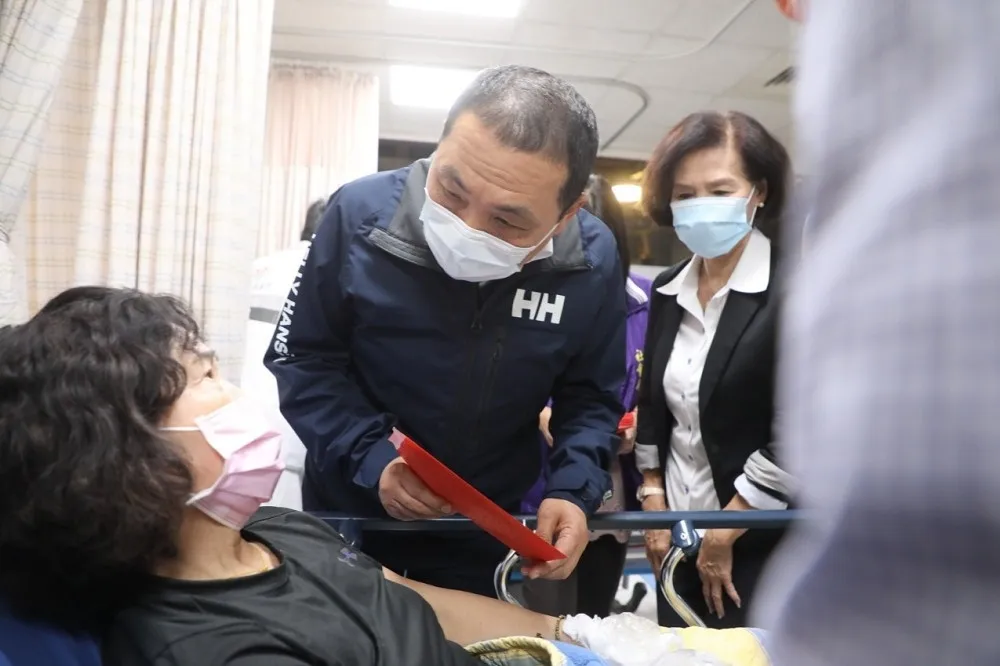 【新北里民團6死39傷】第一時間到醫院探視　侯友宜泛淚：會盡全力協助