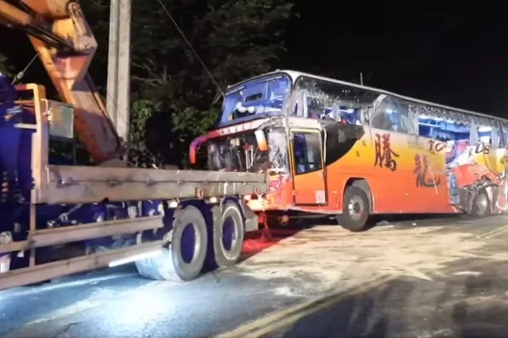 【遊覽車撞山壁】公總急召同款車檢驗　未確認安全前騰龍暫停營業