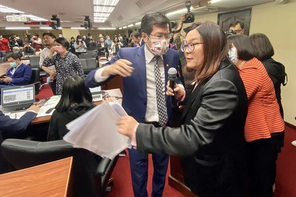 【大意了沒閃】藍營衛環成功奇襲　綠嘆「9人輸一個陳玉珍」
