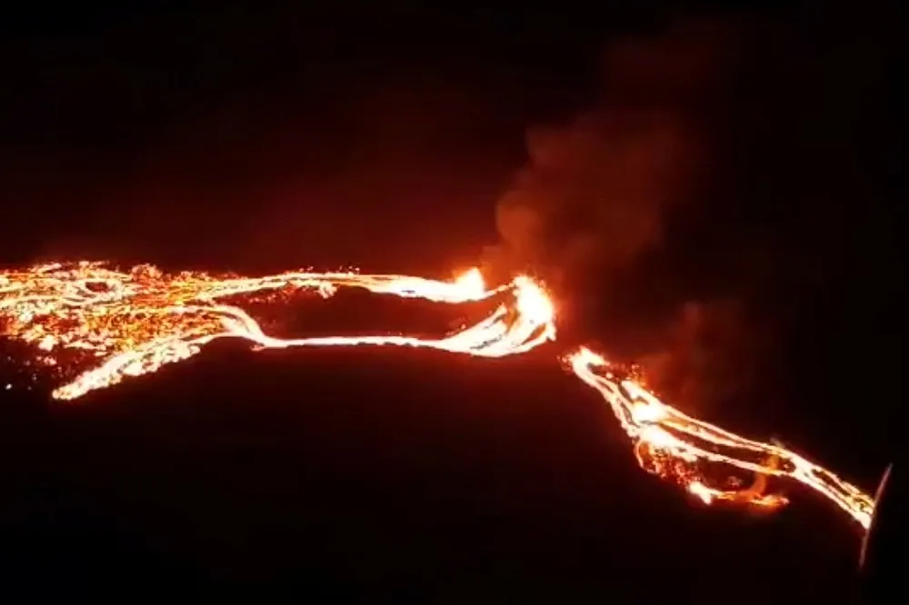 冰島休眠900年火山爆發　距離首都僅40公里