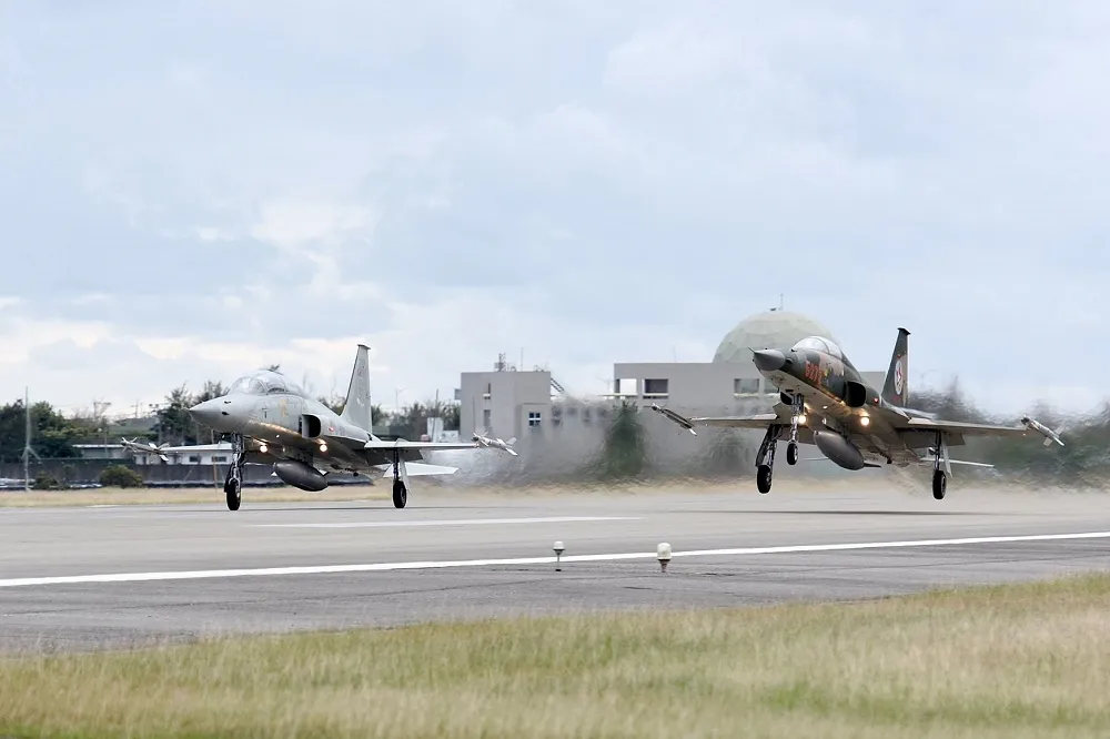 【快訊】2架F-5E戰機疑空中擦撞在屏東外海墜海　2飛行員跳傘軍方搜救中