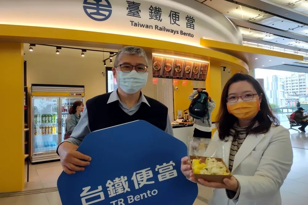 台鐵挺農民　台中推出鳳梨為主角的「夏威夷炒飯便當」