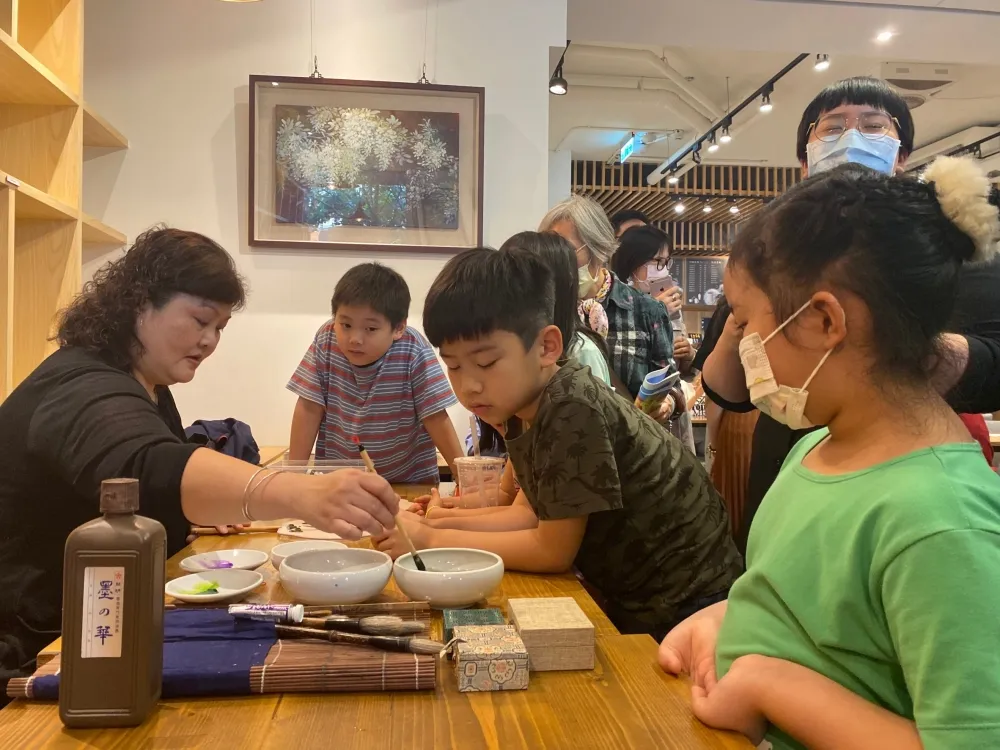 藝術家 陳文慧《繁花盛景》個展 在新北市新店季節風首創藝文餐廳展出