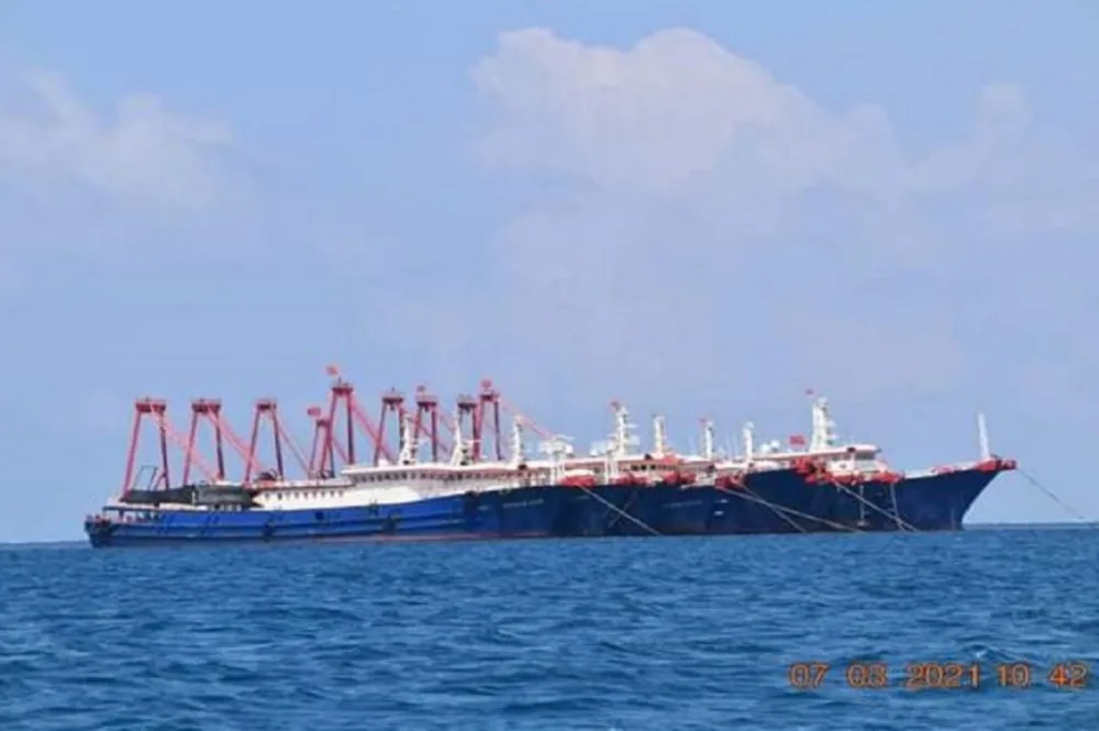 中國海上民兵220艘大型漁船入侵南海　菲律賓抗議中方軍事挑釁和侵犯主權