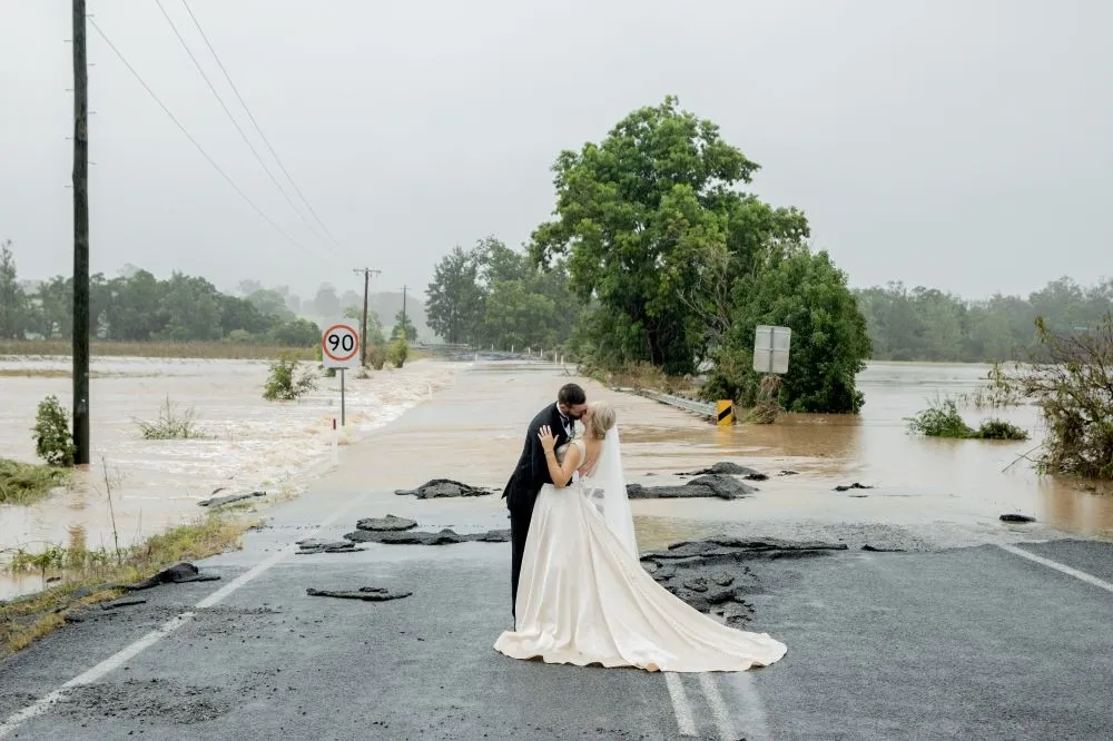 風雨無阻　澳洲新人在百年一見大洪水中完婚