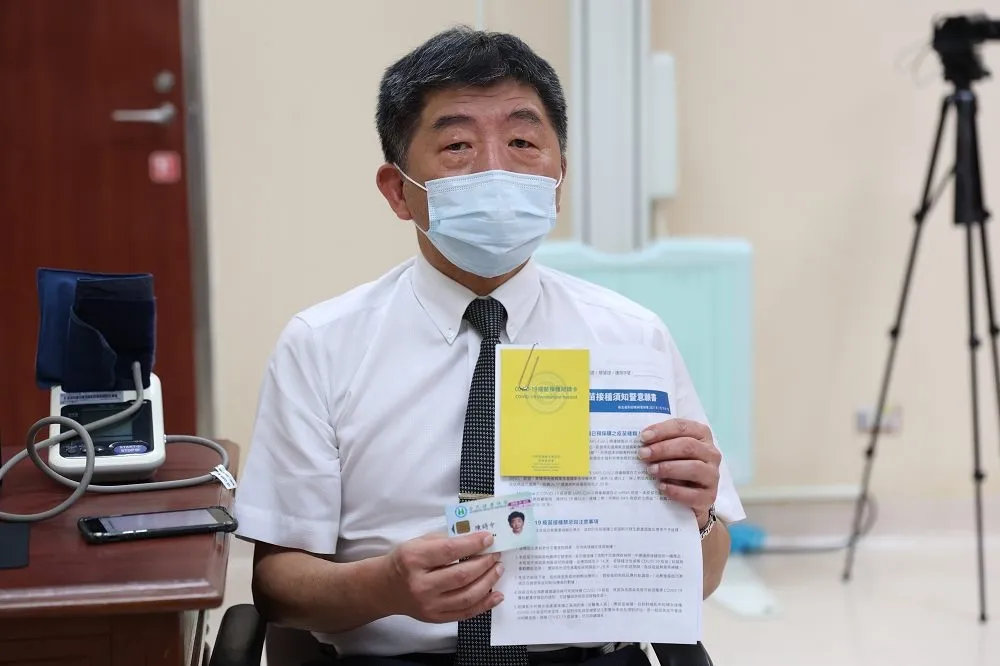 帶頭打完AZ疫苗「不會怕怕的啦」　陳時中自曝：曾發燒到37.4度