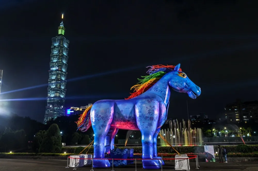 紙風車《雨馬》前進國父紀念館　與101共舞成為台北新景觀