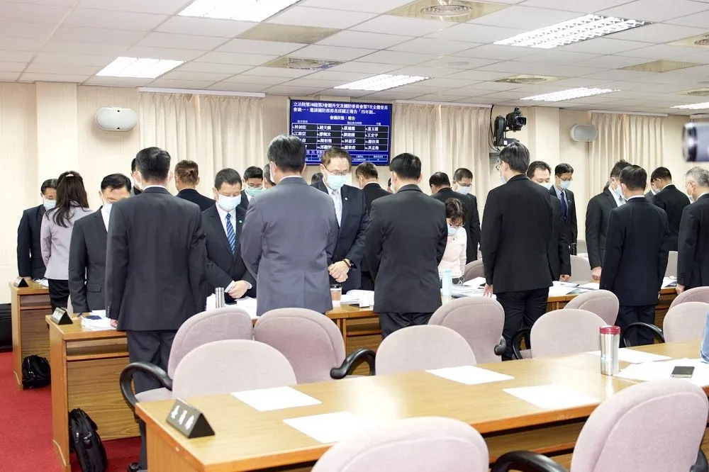【F5E擦撞事故】邱國正赴立院報告　全場默哀1分鐘「搜救沒有停也不會停」