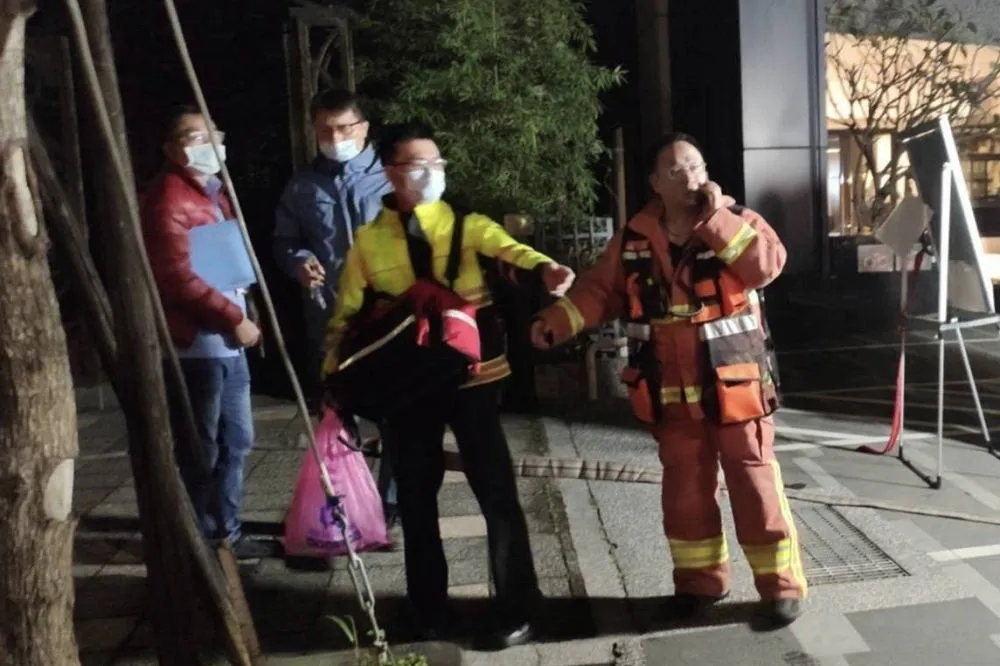 【疑行動電源惹禍】五股深夜男子左手掌炸成10餘塊碎肉 　只剩下1根手指
