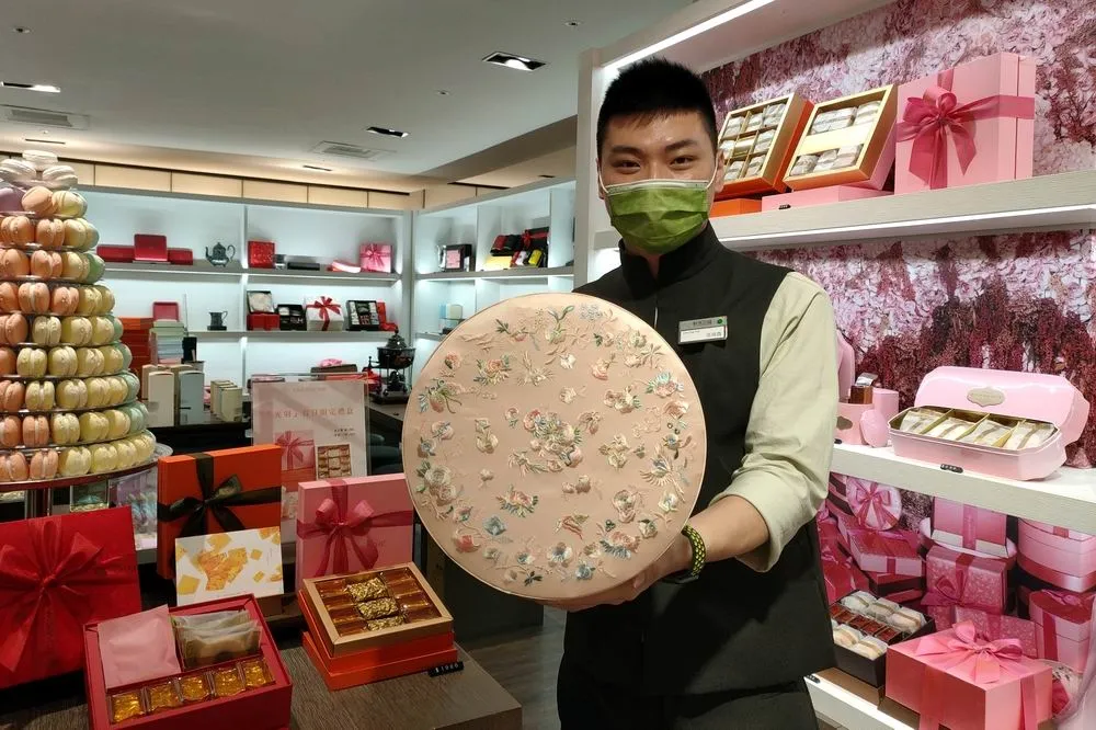 采采食茶首度融合夏姿經典元素刺繡推出頂級囍餅禮盒