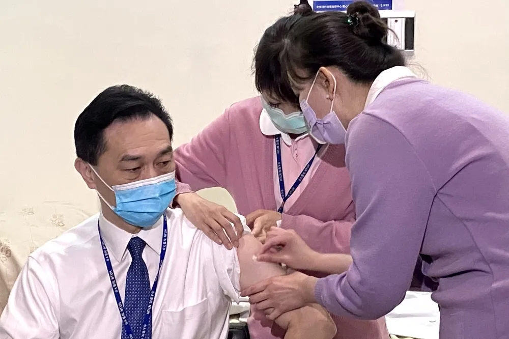 4月6日起擴大施打AZ疫苗　開放這三類型對象預約接種