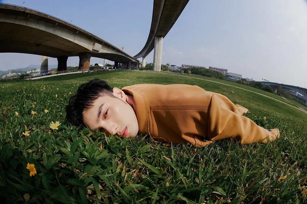 金曲歌后蔡健雅助攻　黃偉晉趴地遭蟲咬<好累〉也甘願