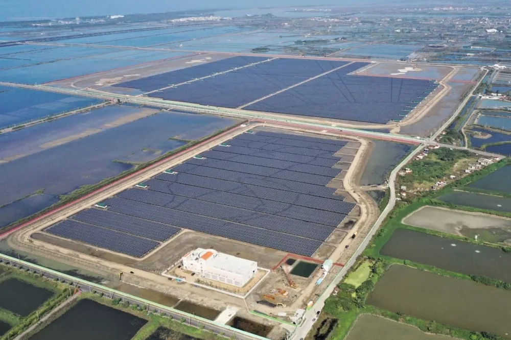 台電用廢棄鹽田打造全國最大地面型光電場　年發電量超過2億度