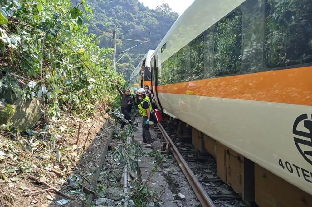 【台鐵重大事故】4至5節車廂變形搶救中　消防人員目視：多人無生命徵象
