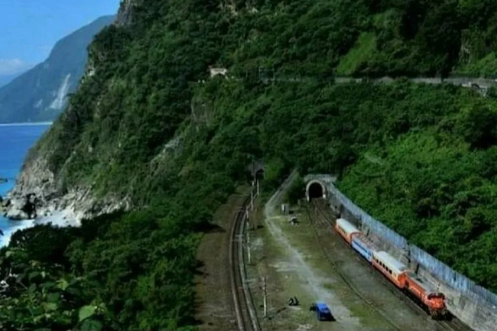【事故現場最新空拍】太魯閣號多節車廂變形人員受困　雙北火速派員協助救援