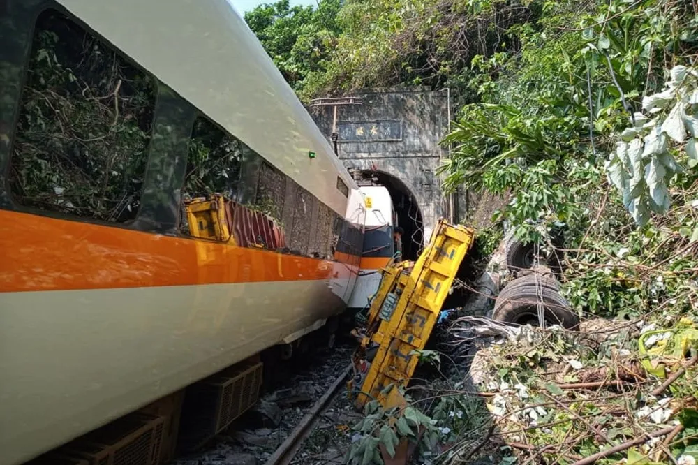 【台鐵重大出軌】工程車滑落軌道撞列車　台鐵：將向廠商求償
