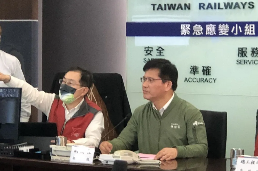 【台鐵重大出軌】林佳龍急奔花蓮　總統指示衛福部啟動大量傷患救護