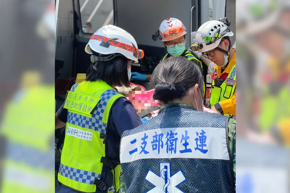 【台鐵出軌救難片】特搜兵力速抵現場　登列車頂入隧道搶救受困乘客