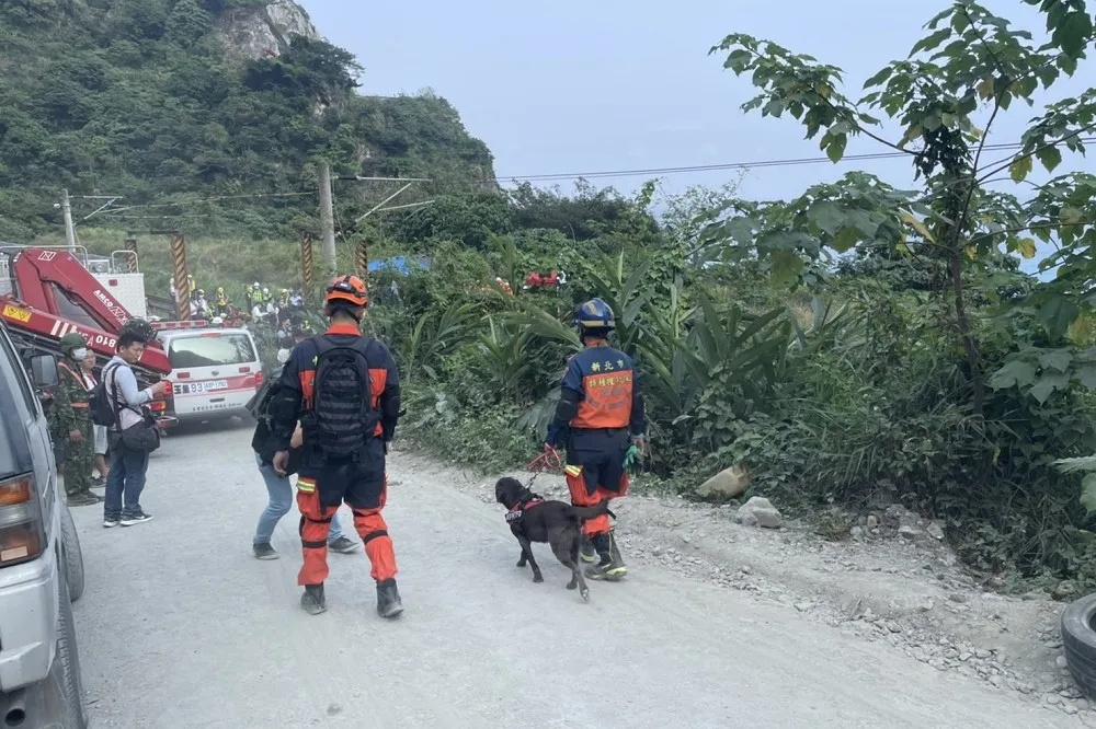 【台鐵出軌救難片】隧道救援困難　新北出動搜救犬尋找生還者