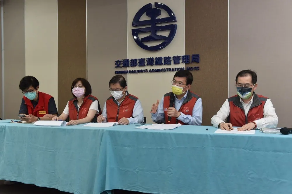 【台鐵出軌】死者名單難確認　交通部提供3專線讓家屬連絡