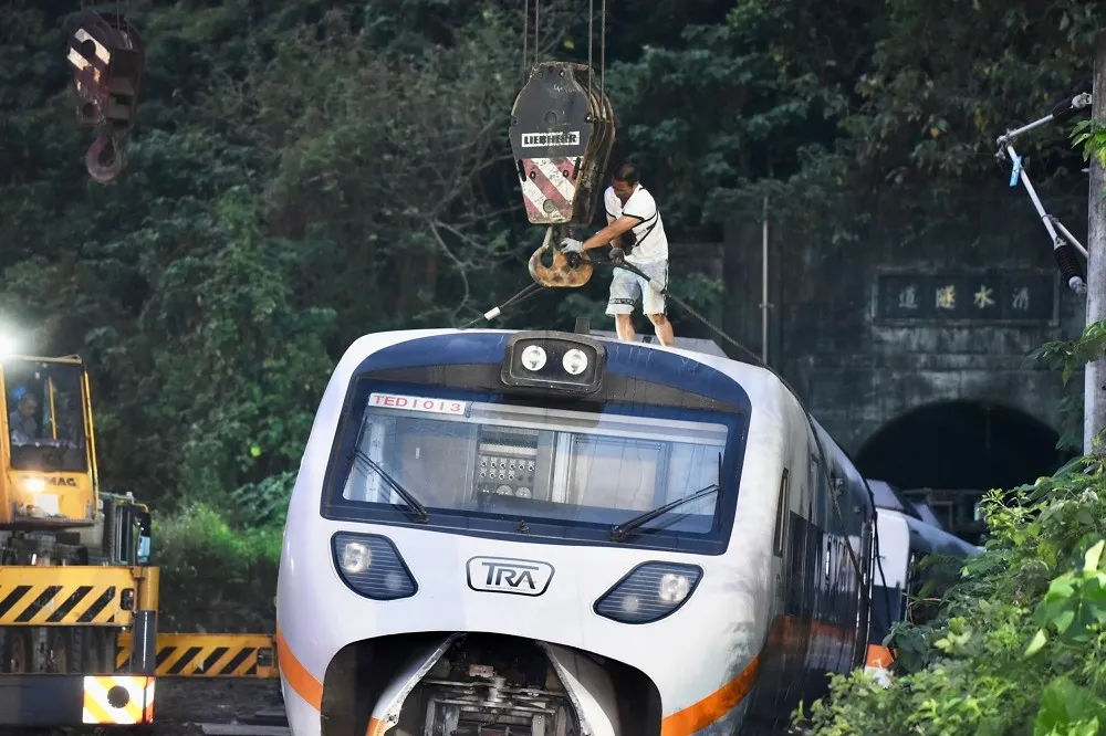 【台鐵出軌Day2】仍有一具半截屍體　卡在在車體與軌道間