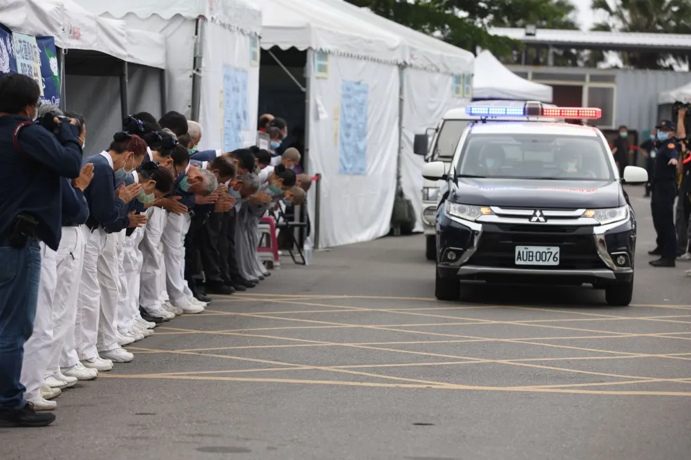【台鐵出軌Day5】林佳龍親赴司機員靈堂上香　單膝下跪承諾爭取最高撫卹