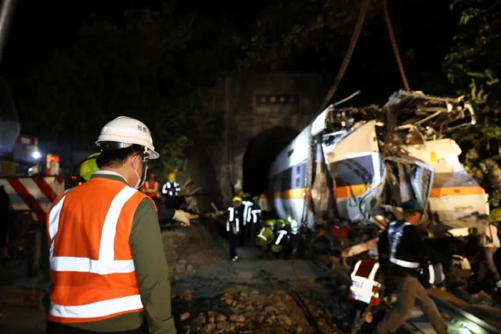 【台鐵出軌Day6】傷亡最慘重第8節列車深夜拖出　林佳龍感謝老師傅專業協助