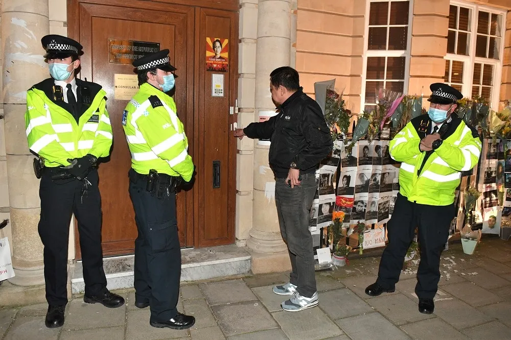 緬甸軍政府跳過外交程序撤換駐英大使　直接把人鎖在倫敦大使館外