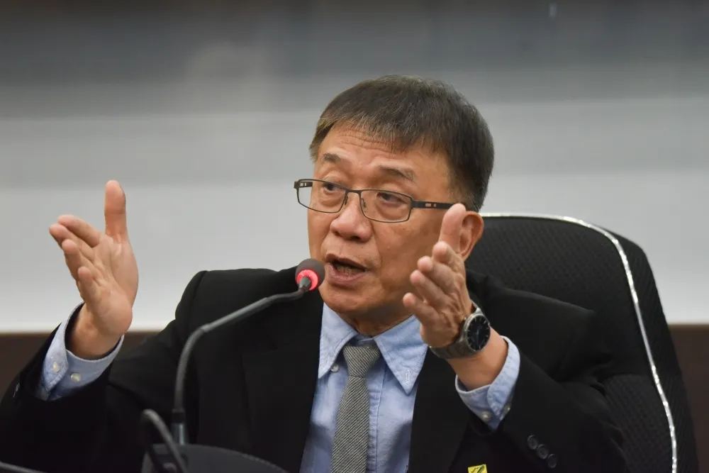 卡草叢李義祥「10幾秒」關鍵對話　被第2片工程車晶片錄到