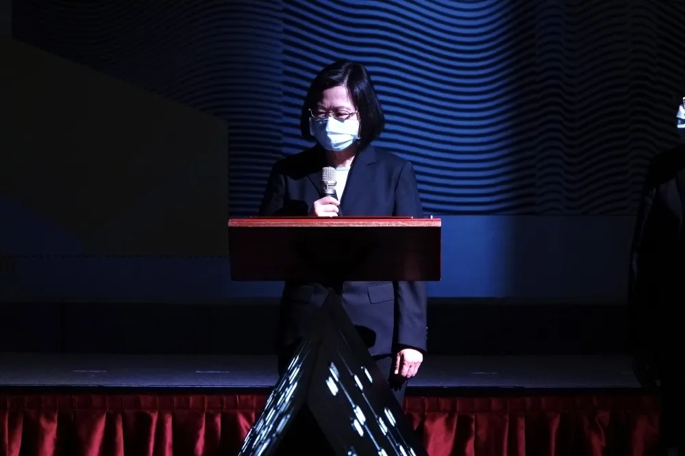 【快訊】女網友發片嗆「槍斃蔡英文」　北市警方介入調查  