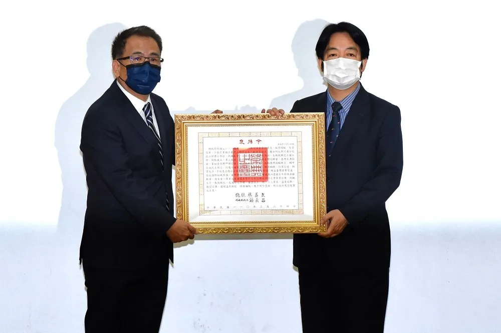 代表蔡英文出席邱垂亮追思　賴清德頒褒揚令：感謝他對國家社會的貢獻