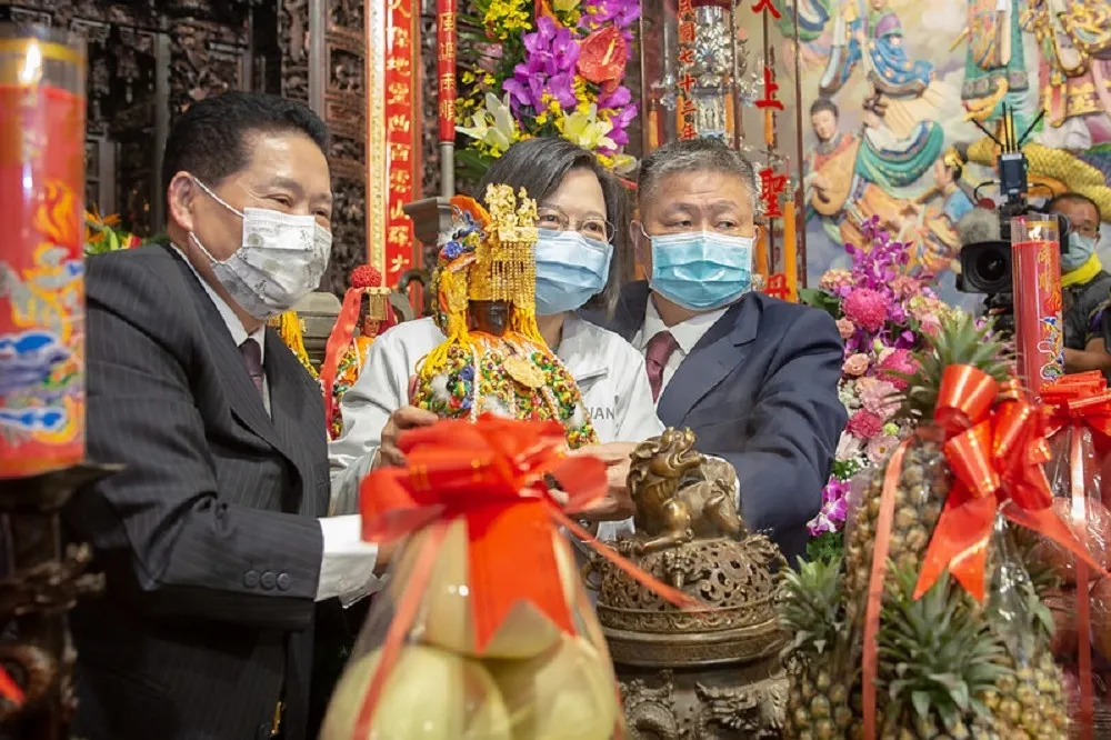 【大甲媽祖遶境】蔡英文赴鎮瀾宮參拜　祈求「雨水媽」保佑台灣風調雨順