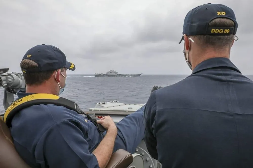 【看得你心裡發毛？】美艦馬斯廷號駛進菲律賓海　艦長翹腳遠眺中國航母「遼寧號」