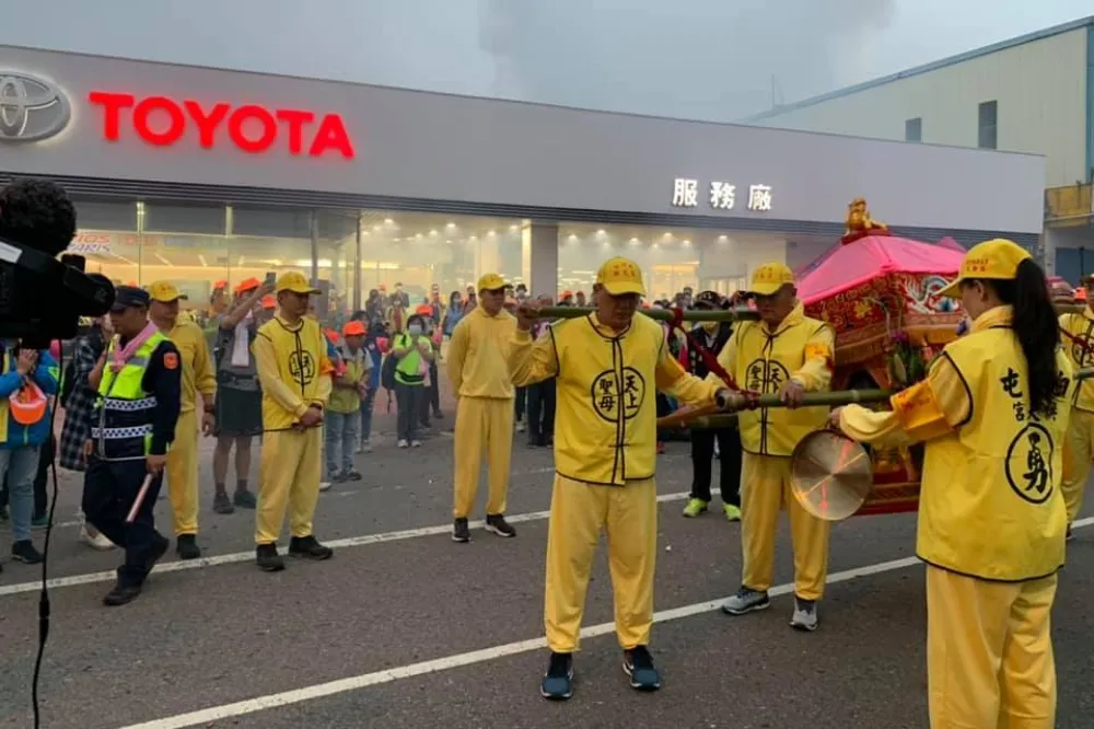 【神級VIP】白沙屯媽祖8度停駕苑裡TOYOTA「賞車」　笑瘋網路