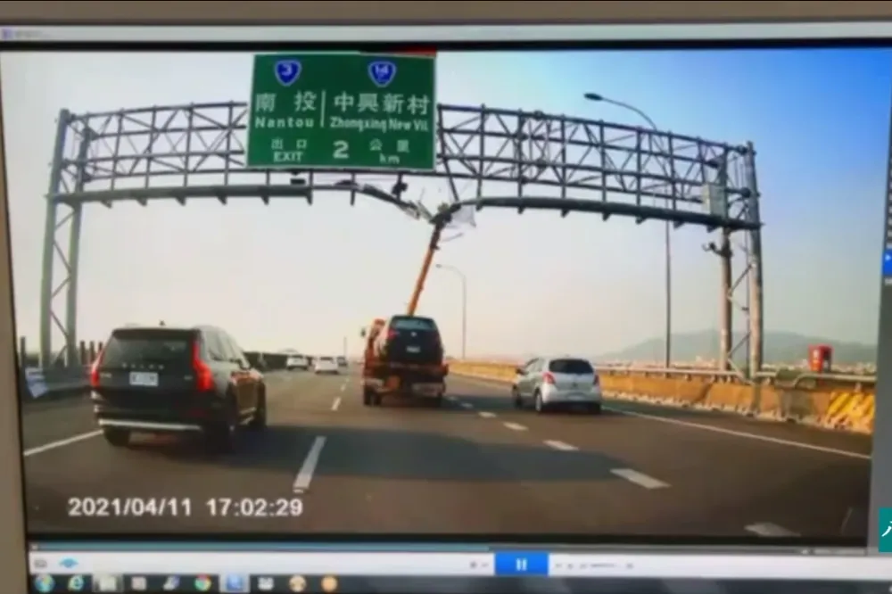 又見「李義祥們」！　離譜拖吊車沒收吊臂撞爛ETC鐵架噴砸國3