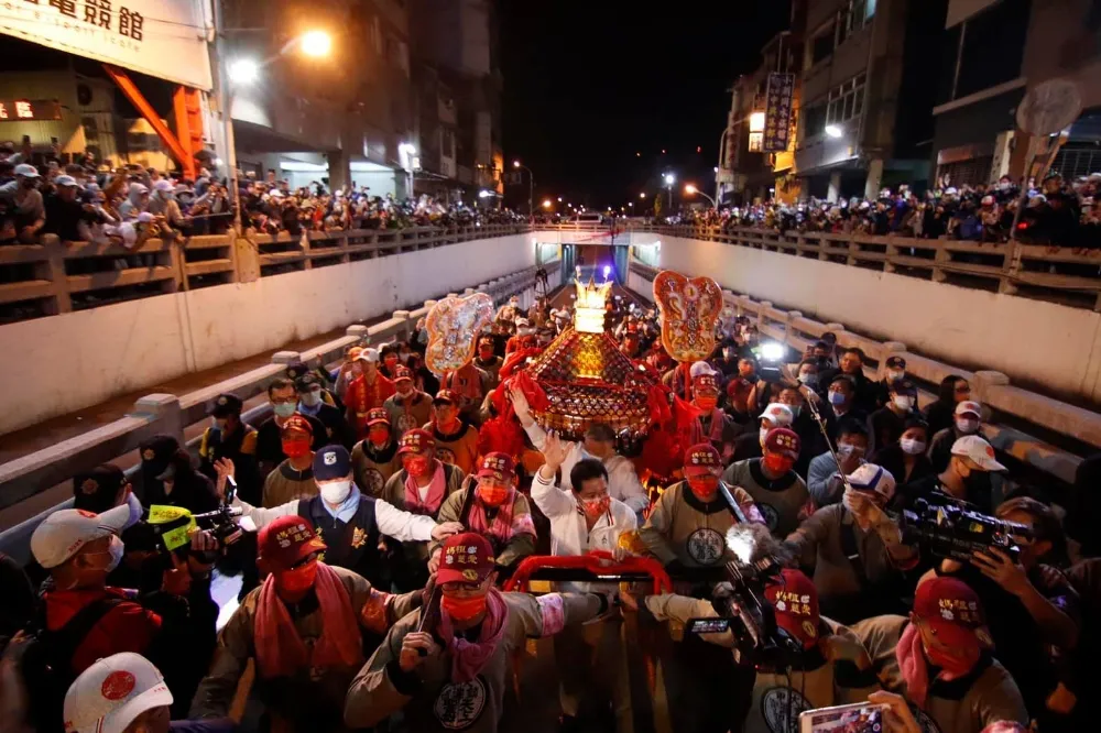【遶境驚奇多】大甲媽「只花6分」過民生地下道　曾有轎班潦溪險滅頂