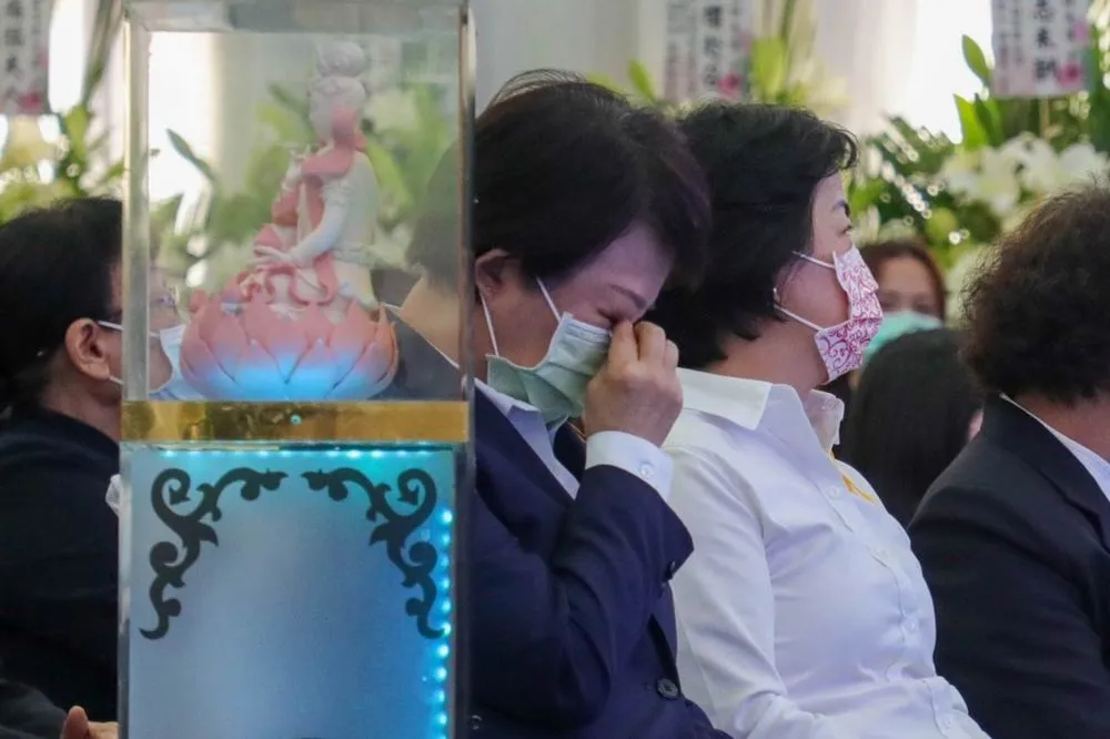 太魯閣號殉職司機告別式  盧秀燕弔唁不斷拭淚